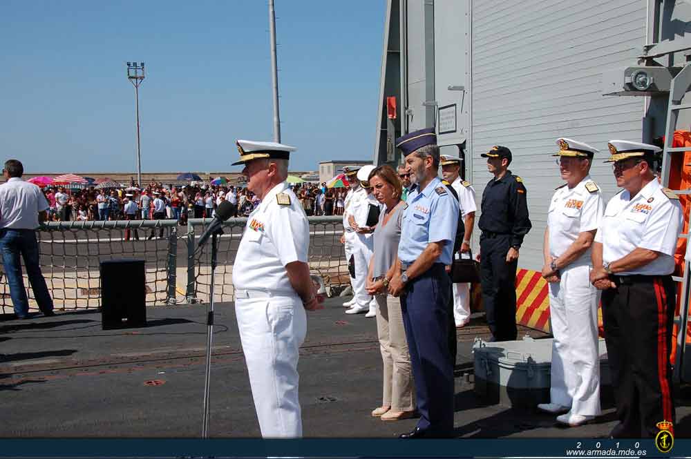El Almirante General Jefe de Estado Mayor de la Armada se dirige a la dotación de la fragata ‘Victoria’